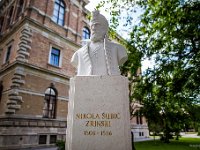 Zrinjevac, bista Nikole Šubića Zrinskog. Pokraj zgrade HAZU na zelenom valu (zapadna strana)